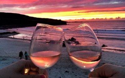 Savourer un moment de detente et de partage autour d’un verre de vin rose